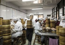 几家餐馆共用一个厨房更省钱 中国共享厨房正兴起