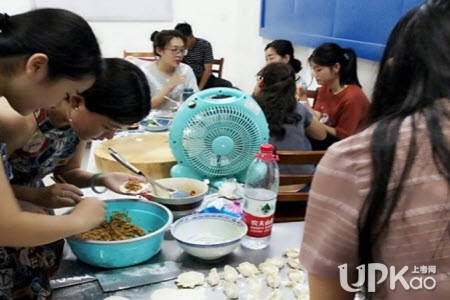 在大学校园内开设共享厨房可以赚钱吗 共享厨房为什么可以吸引大学生