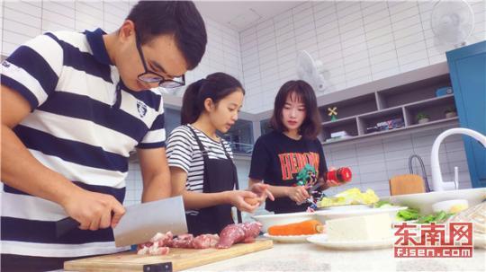 福州大学共享餐厅受欢迎 校园经济开启共享模式