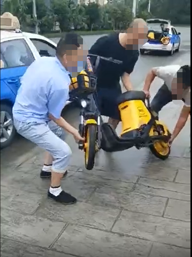 四川广汉出租车司机将共享电动车扔进河道 公安：4名嫌疑人涉嫌寻衅滋事