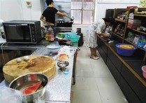 大学生“共享厨房”，花10元自带食材自己动手做饭