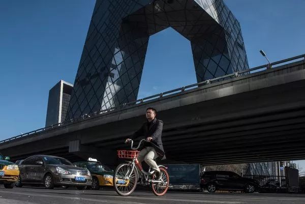 ▲资料图片：北京市民骑着共享单车。（美国《纽约时报》）