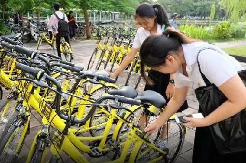 ▲泰国法政大学的学生在校园内使用中国共享单车。（《泰国商业新闻》网站）
